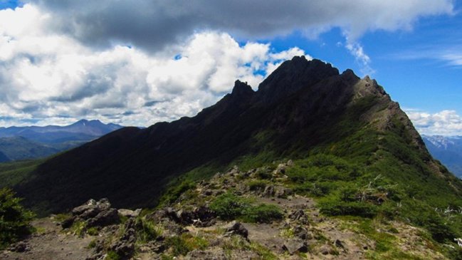 Con vida fueron encontrados tres jóvenes extraviados en el cerro Sarnoso de Puyehue