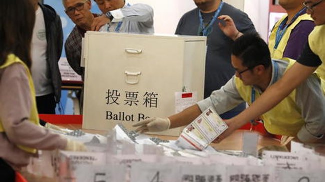 Aplastante victoria de los prodemócratas en las elecciones de Hong Kong