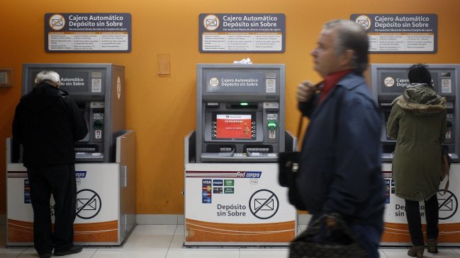 Adultos mayores con Cuenta RUT tendrán tres transacciones gratis al mes