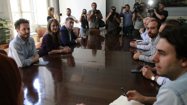 Oficialismo y oposición continúan tratativas para definir detalles del acuerdo constituyente