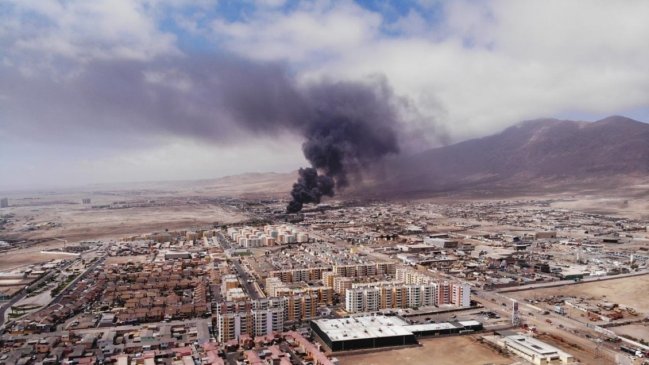 Incendio en sector La Chimba de Antofagasta genera gran columna de humo