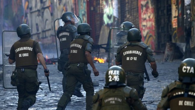 Carabineros y mujer herida por lacrimógena: Gente inocente se ve afectada por desórdenes violentos