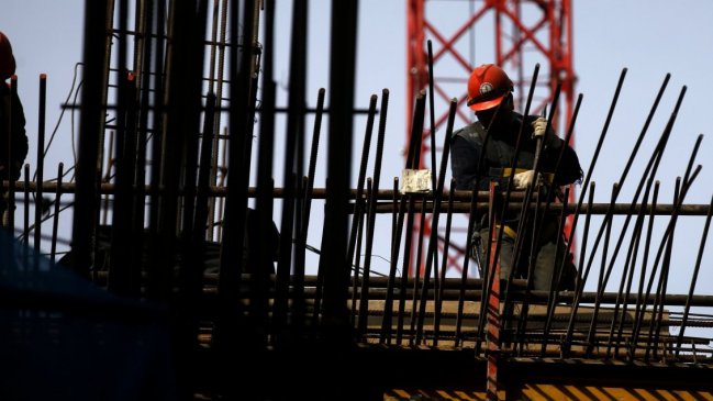 Economista y la crisis social: No sorprendería que el desempleo suba en 100 mil personas