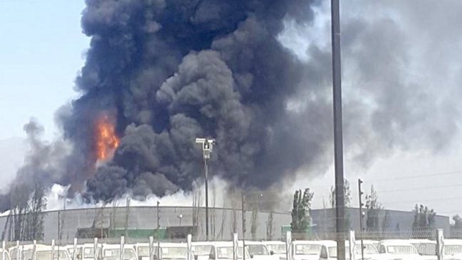 Gran incendio afecta a bodega en parque industrial de Pudahuel
