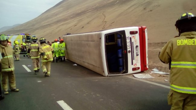 Microbus con pasajeros volcó en la ruta que conecta Alto Hospicio con Iquique