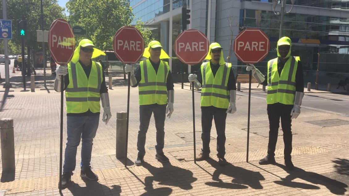Municipios de Santiago y Las Condes contrataron a vecinos para dirigir el tránsito