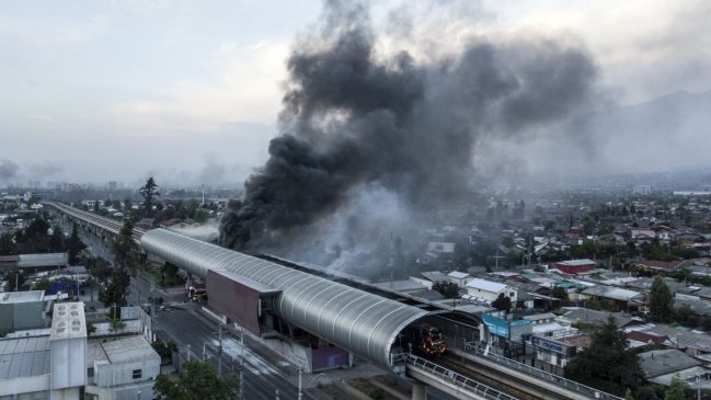 Fiscalía despide a abogado que acusó a Carabineros de incendiar estaciones de Metro