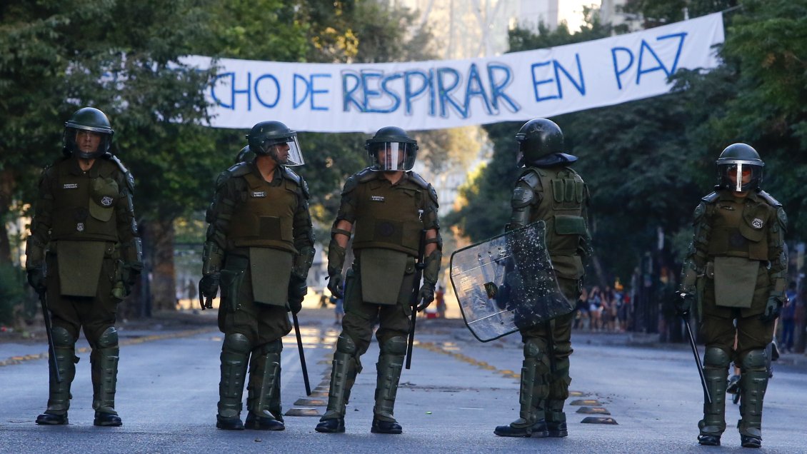 Desde Mon Laferte hasta uniformadas quemadas: Carabineros arremete con más de 200 acciones legales