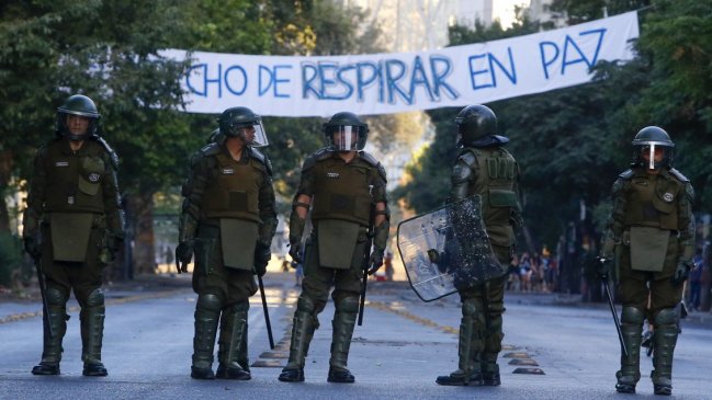 Desde Mon Laferte hasta uniformadas quemadas: Carabineros arremete con más de 200 acciones legales