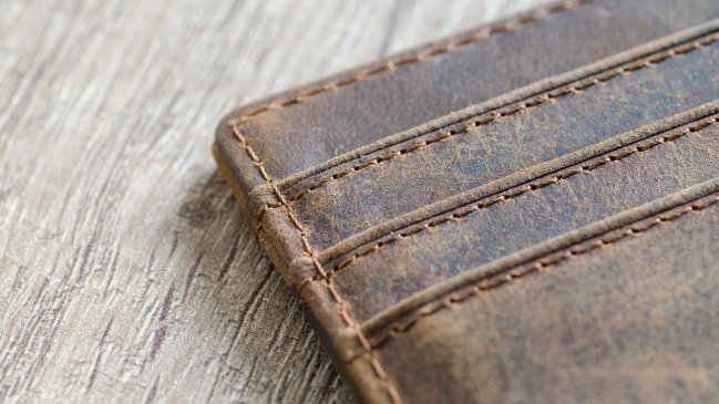 Encontró un billete con un emotivo mensaje y halló a la dueña mediante redes sociales