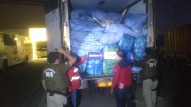 Automóviles, fardos con ropa y documentación adulterada: El millonario decomiso incautado en Colchane