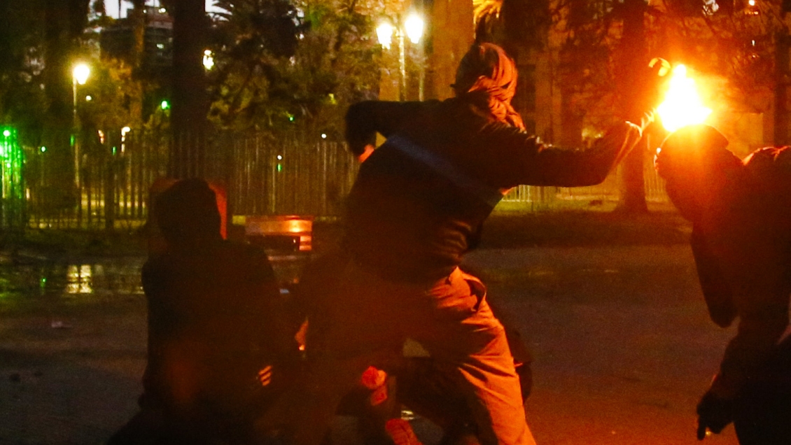 Concepción: Detectives infiltrados detuvieron a sujeto que lanzó molotov a Carabineros