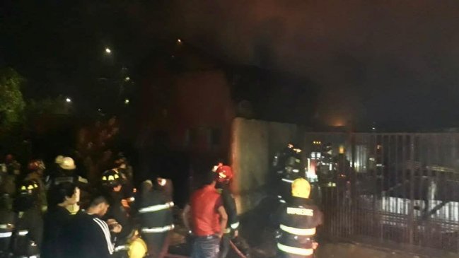 Incendio destruyó tres viviendas en barrio norte de Talca