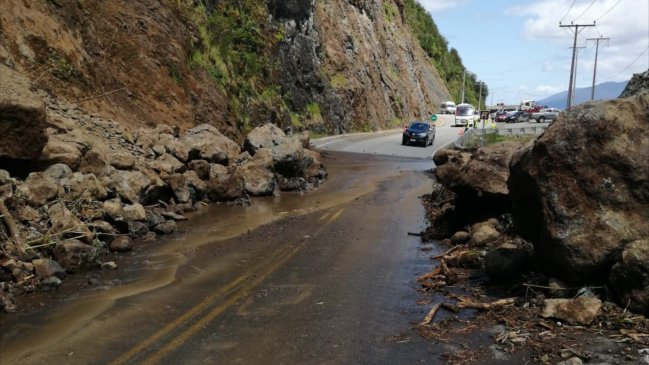 Habilitan parcialmente la Carretera Austral tras rodado que cubrió la ruta cerca de Puyuhuapi