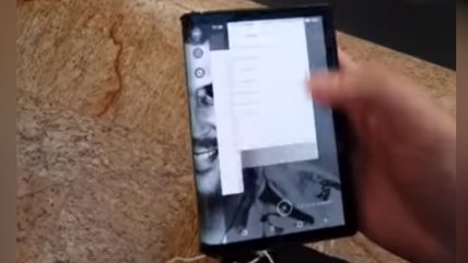   Hermano de Pablo Escobar presentó smartphone plegable y muy barato 