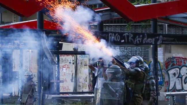 Escasez de lacrimógenas lleva a Carabineros a acotar su uso