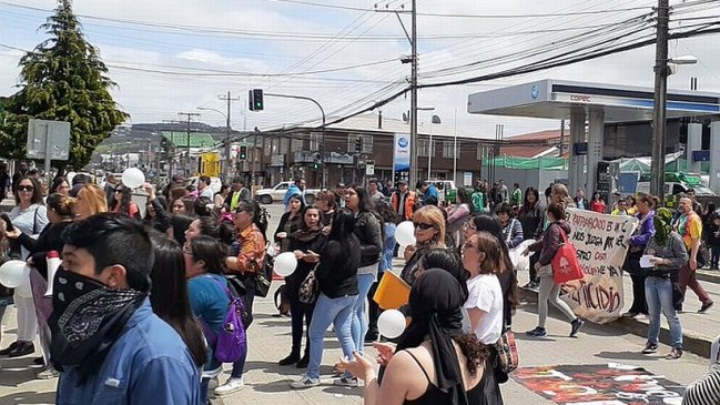 Formalización de imputado por femicidio en Quellón se produjo en medio de manifestaciones