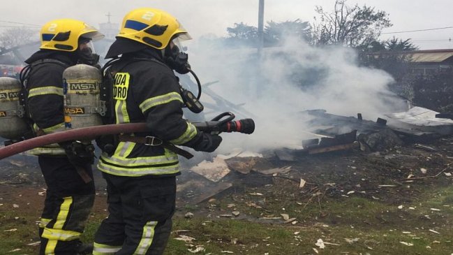Investigan incendio que consumió una mediagua y dejó dos heridos en Chillán