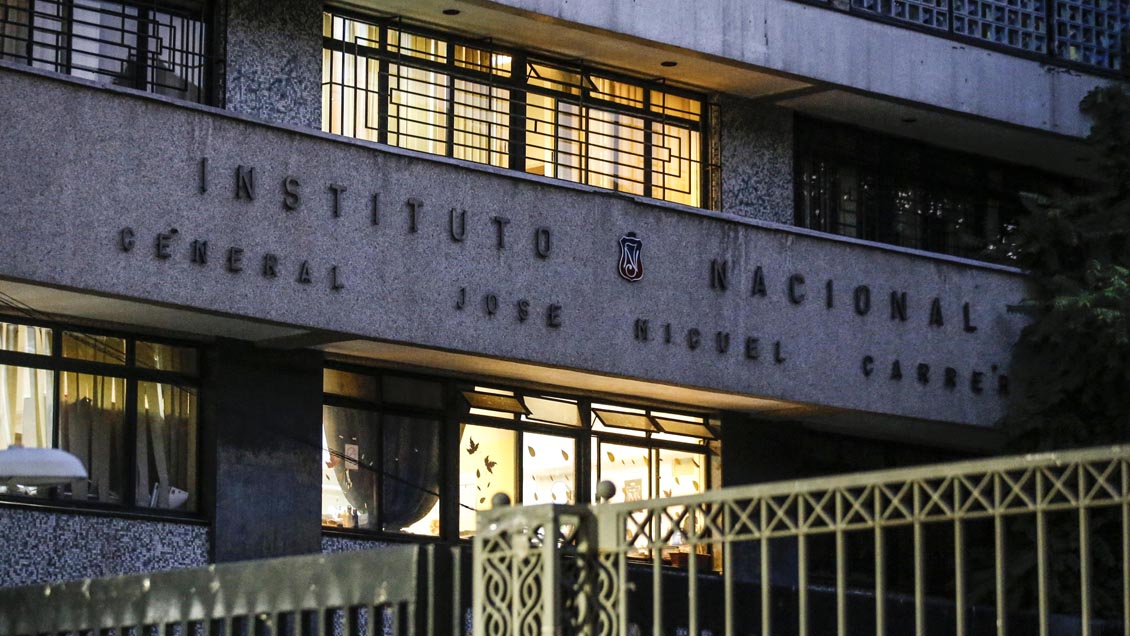 Estudiantes del Instituto Nacional depusieron toma tras graves destrozos y bajo apoyo escolar