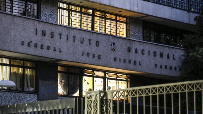 Estudiantes del Instituto Nacional depusieron toma tras graves destrozos y bajo apoyo escolar