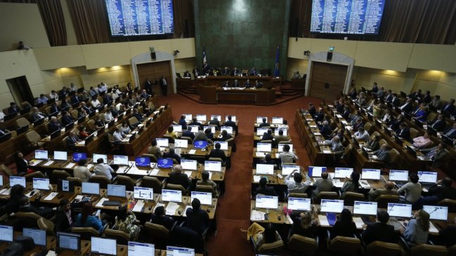 Expertos cuestionan iniciativa del Gobierno para disminuir el número de parlamentarios