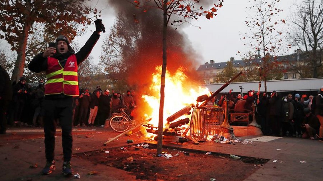 Francia: Miles de personas protestan en las calles contra los anuncios el Gobierno