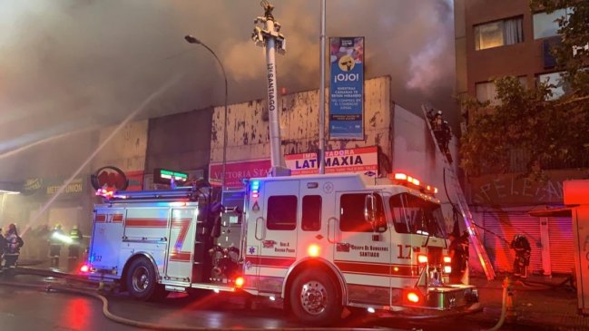 Incendio deja al menos ocho locales comerciales afectados en Santiago