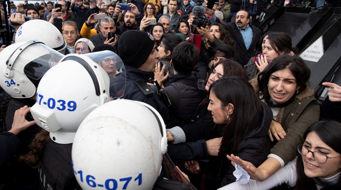 Mujeres fueron reprimidas tras replicar 