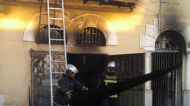 Incendio dejó una persona fallecida y una vivienda destruida en Santiago