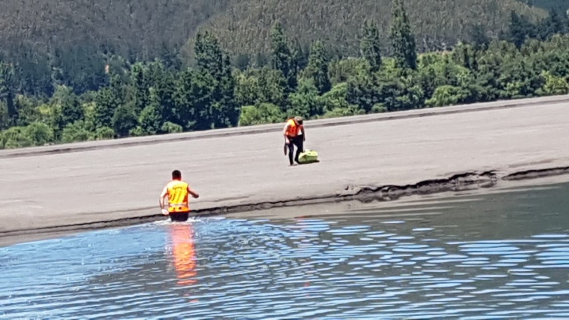 Hualqui: Bomberos y Carabineros buscan a joven que cayó al río Biobío