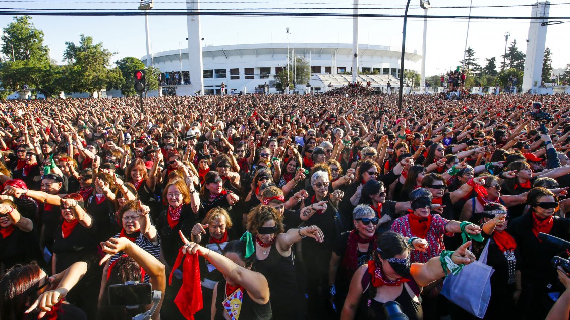 Ministra Plá valora intervención de LasTesis pero admite que hay frases que no comparte