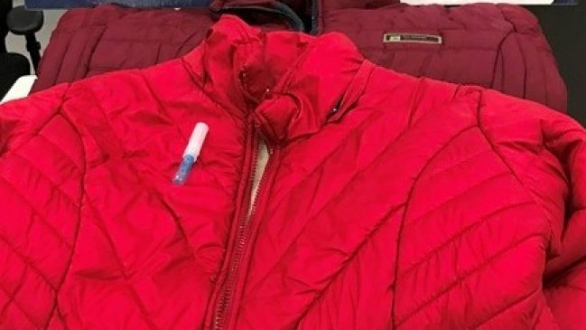 Encomienda navideña pretendía llegar hasta Inglaterra con chaquetas impregnadas en cocaína