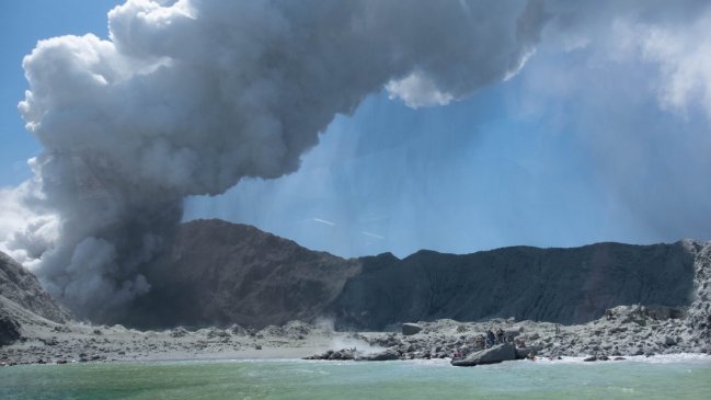 Aumentan a 16 los muertos por erupción del volcán Whakaari en Nueva Zelanda