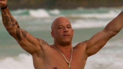 Vin Diesel parodió obra de arte de banana sólo con una toalla