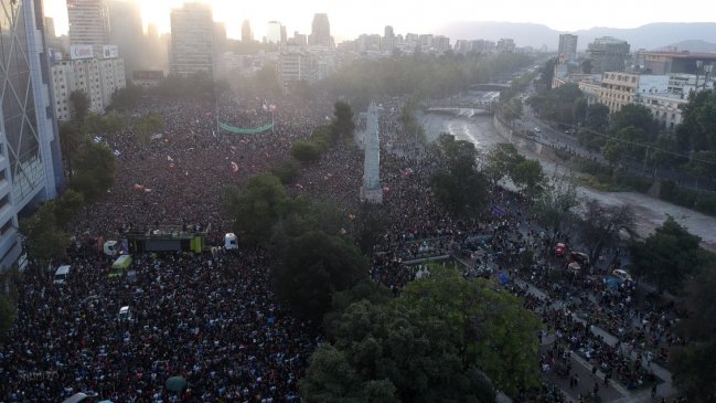  Miles de personas llenaron Plaza Baquedano en nueva jornada de manifestaciones  