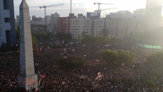 Encuesta: 64,9 por ciento de los chilenos está de acuerdo con que continúen las movilizaciones