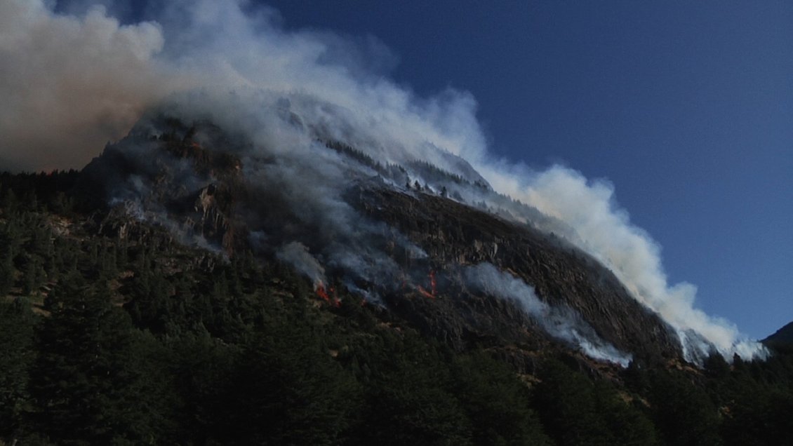 Capacitan a vecinos tras amagos de incendio forestal en cerro Divisadero de Coyhaique