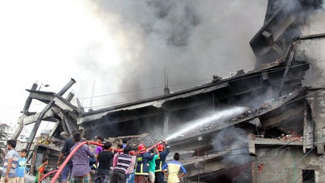  Al menos 10 fallecidos dejó incendio en una fábrica en Bangladesh  