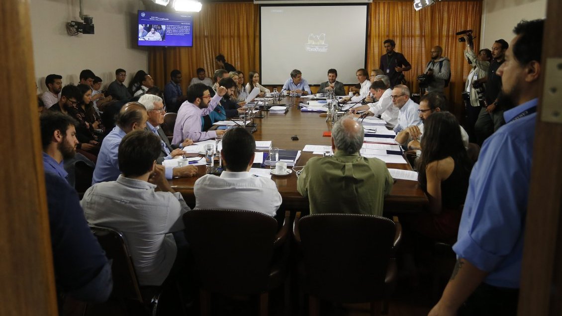 Comisión evalúa introducir escaños reservados en la Convención Constituyente