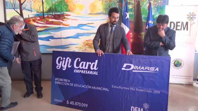 Municipalidad regaló giftcards de hasta 200 mil pesos a escolares de 7° a 4° medio
