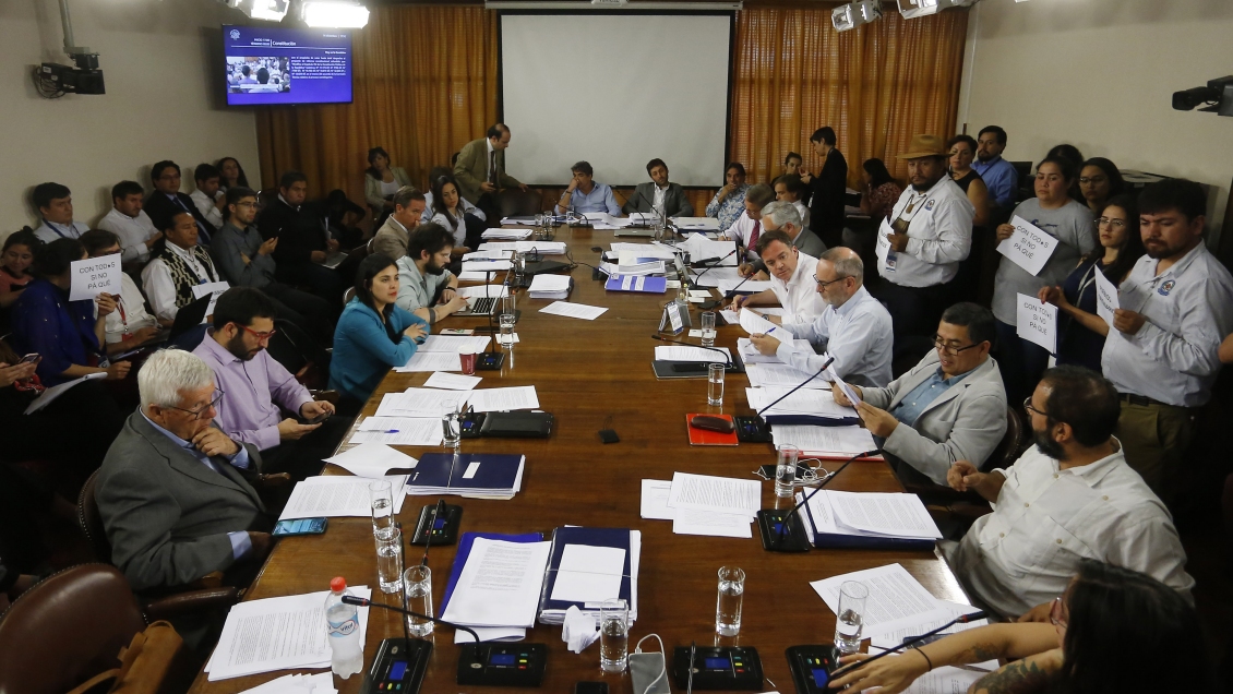 Comisión aprobó paridad de género y cuotas para pueblos indígenas en Convención Constituyente