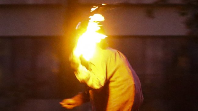 Antofagasta: Sujeto le lanzó bomba molotov a un conductor en medio de barricadas