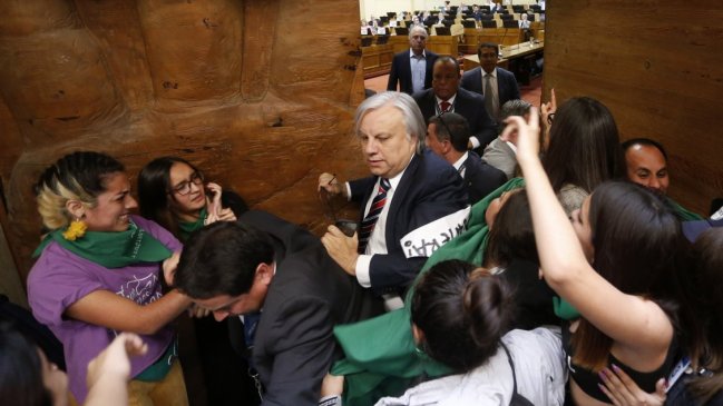 Manifestantes feministas interrumpieron sesión de la Cámara cuando se discutía paridad de género