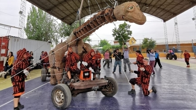  Dinosauria bebé revivirá en Santiago a Mil para generar conciencia por el planeta  