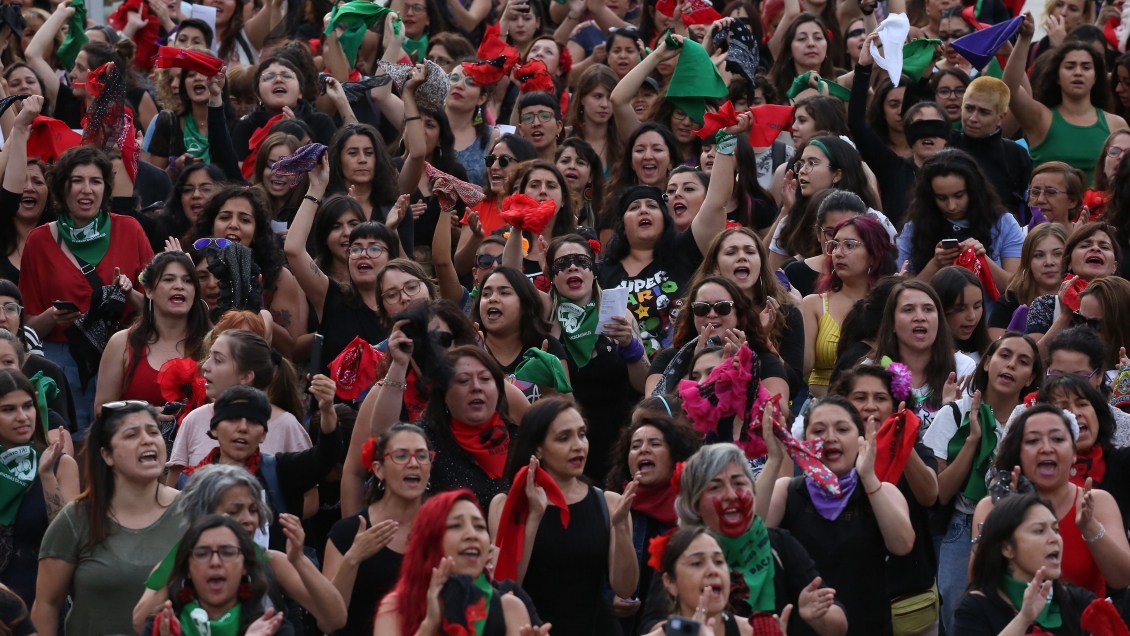 Marcha feminista partió en Museo de la Memoria y llegó hasta La Moneda