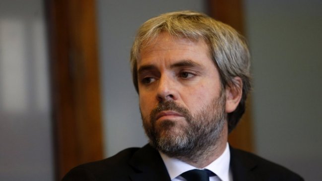 Ministro Blumel encabeza reunión de coordinación con intendentes en La Moneda