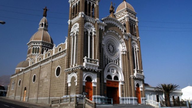 Antofagasta: Cura sufrió quemaduras por ataque incendiario a Basílica Corazón de María
