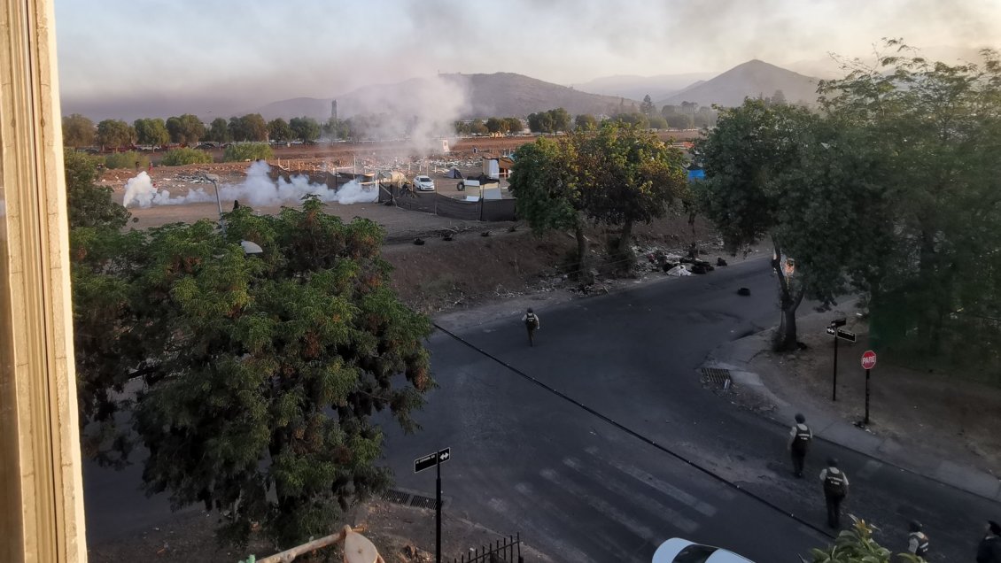 FF.EE. desalojó campamento en Cerro Navia: Utilizaron lacrimógenas y carro lanzaaguas