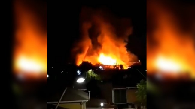 Incendio en fábrica de muebles movilizó a Bomberos en Pudahuel