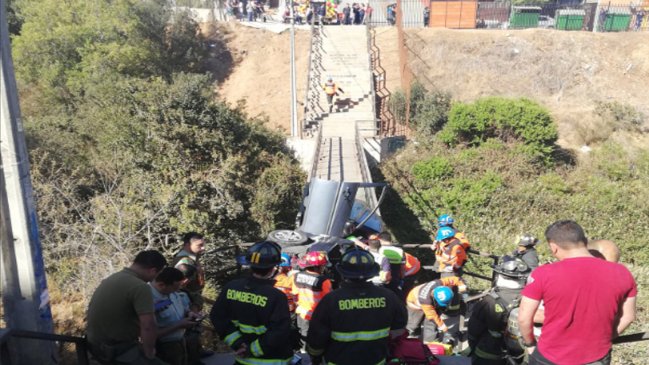 Vehículo que desbarrancó terminó en la escalera de un mirador en Reñaca